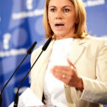 Cospedal: "Es una tremenda irresponsabilidad protestar por tener dos horas lectivas más a la semana"