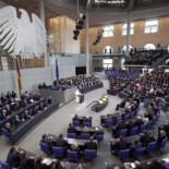 Miles de berlineses reciben al papa entre protestas