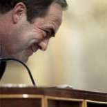 Bono pide replantear el subsidio: "no puede ser más atractivo el paro que un trabajo"