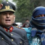 Foto de encapuchado protegiendo a militar