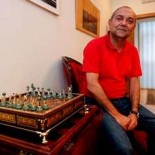 «No puedes ser infeliz porque otros tengan un iPhone y tú no»