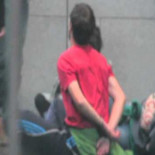 Bélgica suspende a un policía por  atacar una indignada