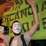 Ya son tres las familias alojadas en el edificio ocupado en Barcelona, el propietario presenta denuncia [cat]