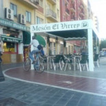Instalan la terraza de un bar de Valencia en pleno carril bici