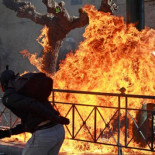 Más de 100.000 personas se manifiestan en Grecia entre nuevos choques de jóvenes y policía