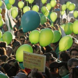 Miles de personas piden la dimisión de Esperanza Aguirre frente a la Consejería de Educación
