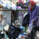 Ves que las cosas deben estar muy mal cuando la mujer que hurga en los cubos de basura de Atenas es una Onassis (Eng)