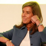 Los niños en el suelo de un colegio escuchaban un cuento