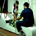 Un padre inventa una máquina que sirve para que su hijo logre caminar