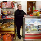 Las tiendas de barrio solo logran sobrevivir con el 'horario chino'.