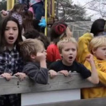 Prohiben jugar a la pelota en un colegio y los niños de 7 años se hacen indignados