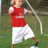 La increíble historia de una chica sin piernas ni brazos que juega al fútbol