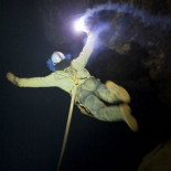 Salto al abismo en el interior de una mina abandonada