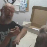 Como hacer una guitarra en 30 segundos con materiales de la basura