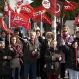 Familiares de enfermos limpian habitaciones en el General por la suciedad acumulada con el paro