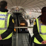 'O nos enseñas las fotos, o no sales del metro'