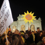 La "cabalgata indignada" arranca con 3.000 personas y una carga policial