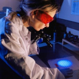 ¿Por qué a los CSI les gusta mirar un escenario a oscuras con linternas?