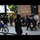 Policías griegos introducen cócteles molotov en la mochila de un detenido