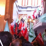 Unas 500 personas invaden a la fuerza el Palau de la Generalitat