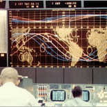 ¿Por qué las órbitas de los satélites hacen esas curvas tan raras en forma de S sobre los mapas?