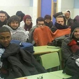 Regresa a clase tras ser expulsado varios días por hacer la foto de las mantas en el aula