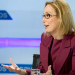 Ana Pastor entrevista a directora de Standard & Poor's