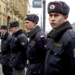 Policía rusa detiene a varios corredores al confundir carrera popular con marcha gay