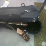 Vueling considera normal destrozar la guitarra a un músico