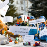 Rusia abre una investigación contra una protesta realizada con muñecos de juguete