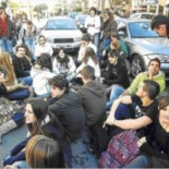 Los padres se enfrentan a los profesores y les exigen cumplir las actividades extraescolares