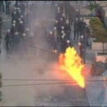 Batalla campal en Atenas a pocas horas de que se vote el ajuste de la troika