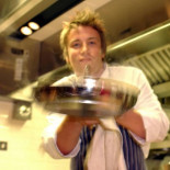 El cocinero Jamie Oliver encuentra en un sótano grabaciones de Joy Division y New Order junto a oro, joyas y armas