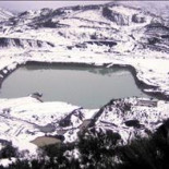 Tres encapuchados agreden a un activista contra los cielos abiertos y le intentan quemar la cuadra