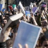 Una riada de gente avanza hacia el IES Lluís Vives [CAT]