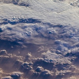 Satélite de la NASA revela que el manto de nubes terrestre está cada vez más bajo (ING)