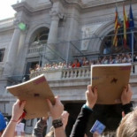 Rita Barberá y Alberto Fabra abucheados por los asistentes a la primera "mascletà" de las Fallas en Valencia [CAT]