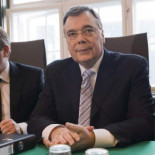 El ex primer ministro islandés se sienta en el banquillo por su manejo de la crisis en el país