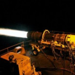 ¿Qué pasa si metes la mano en un motor de avión?