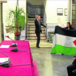 El presidente de la prensa granadina amenaza con un cinturón a una joven manifestante