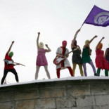 El grupo de punk femenino que acosa a Putin