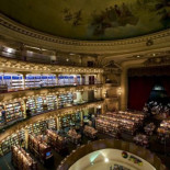 Si quiere su libro, no espere en casa: vuele al aeropuerto