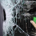 Efecto de una pelota antidisturbios disparada contra un cristal