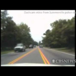 La policía le da el alto y éste les roba el coche patrulla