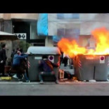 Manifestantes apartan contenedores para que no se quemen en Barcelona