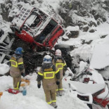 Noruega: Trailer cae por una pendiente arrastrando a una grúa