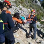 Rescatan a hombros a una senderista tras negarles Valencia un helicóptero
