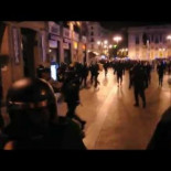 Zancadilla de un antidisturbios a un joven en el desalojo del 12M