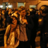 Un policía da un puñetazo en la cara a una joven y se va