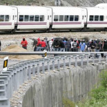 Los mineros obligan a replegarse a los antidisturbios en Ciñera y reciben un aplauso general